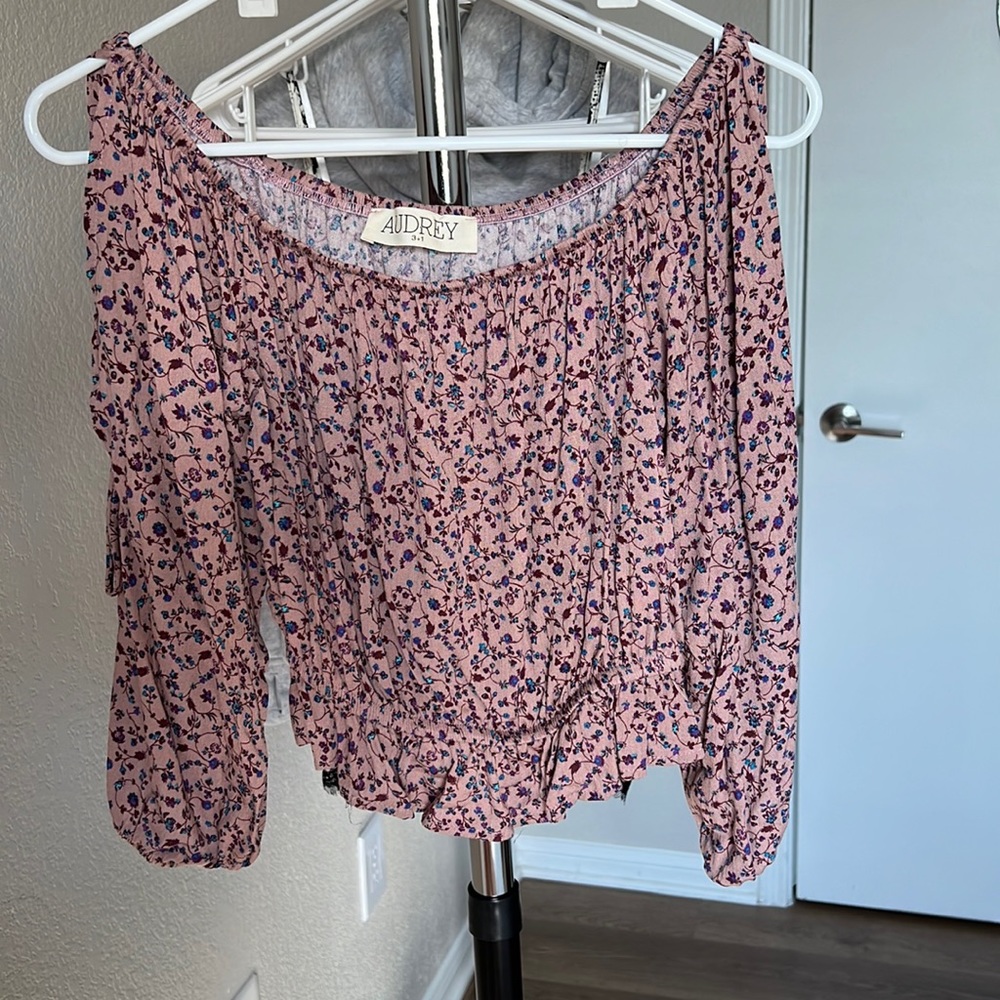 Audrey 3+1 - long sleeve crop with sleeve cutouts